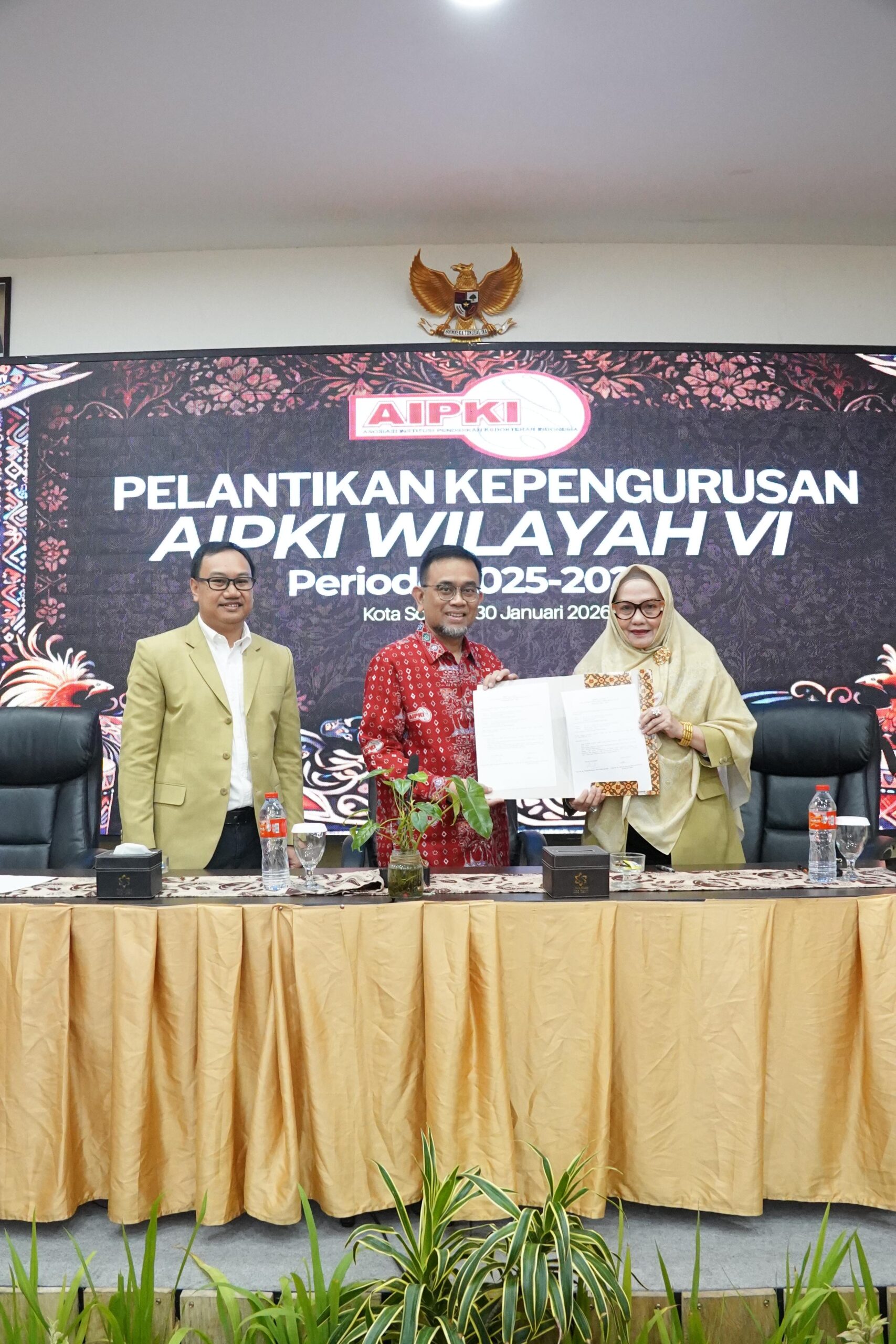 Dekan Fakultas Kedokteran Unhas Resmi Dilantik sebagai Ketua AIPKI Wilayah VI Periode 2025–2028