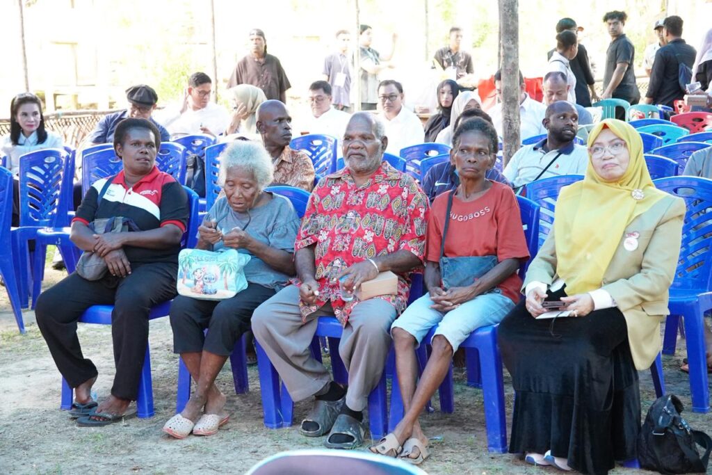 Jajaran Dekan dan Wakil Dekan FK Unhas Berpartisipasi dalam Bakti Sosial AIPKI Wilayah VI di Sorong