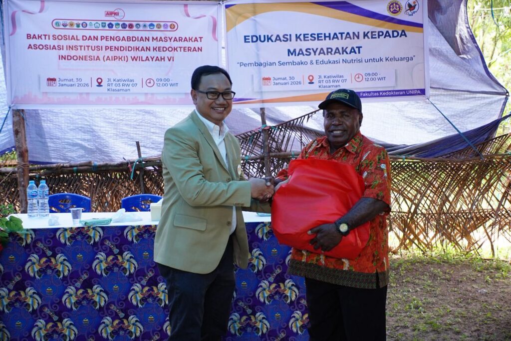 Jajaran Dekan dan Wakil Dekan FK Unhas Berpartisipasi dalam Bakti Sosial AIPKI Wilayah VI di Sorong